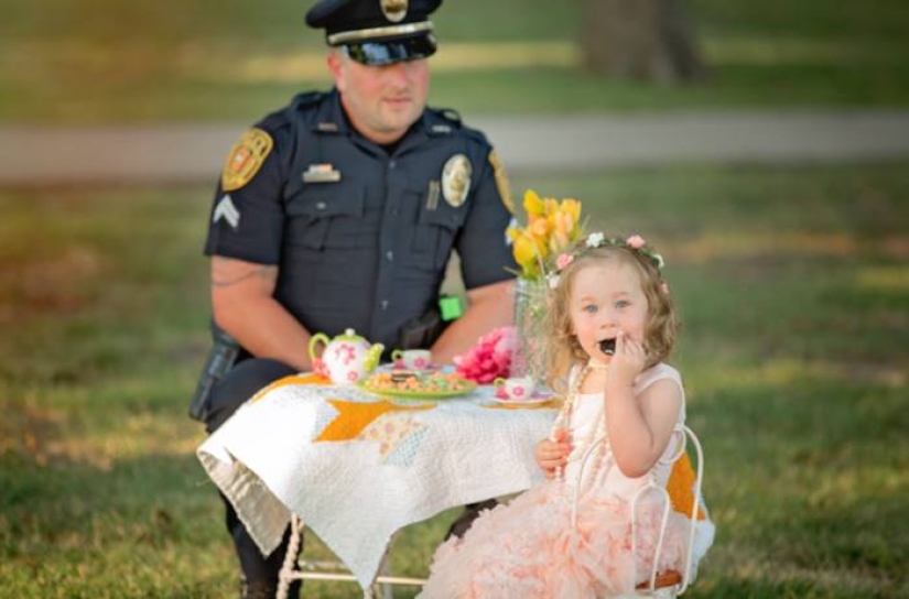 A policeman starred in a cute photo shoot with a girl he saved from death