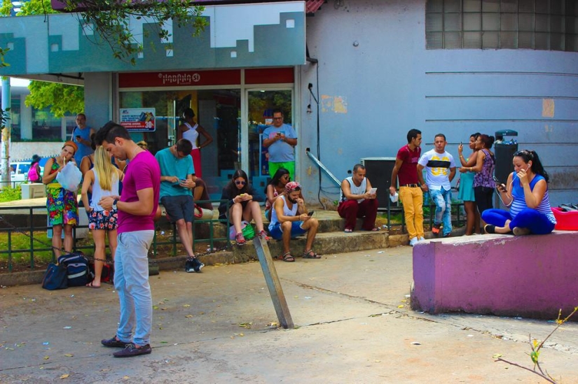 A qué ha llegado la técnica: cómo los cubanos se regocijaron con los primeros puntos de Wi-Fi del país