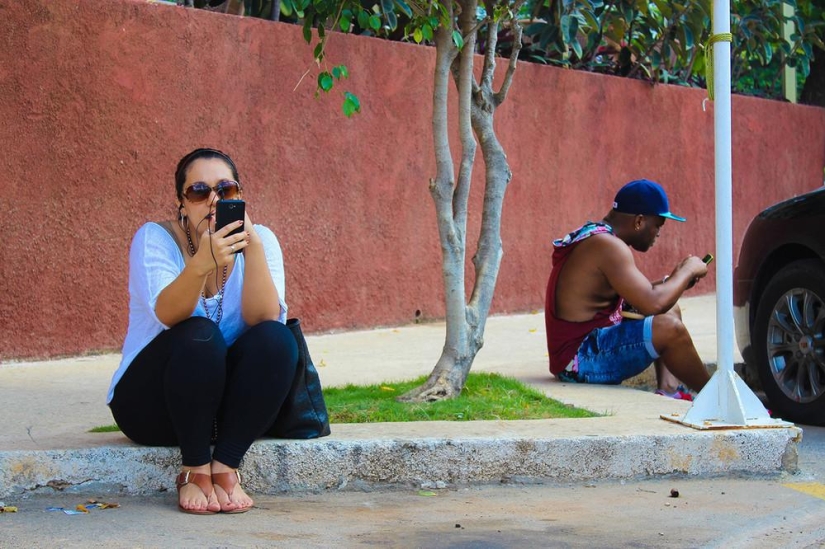 A qué ha llegado la técnica: cómo los cubanos se regocijaron con los primeros puntos de Wi-Fi del país