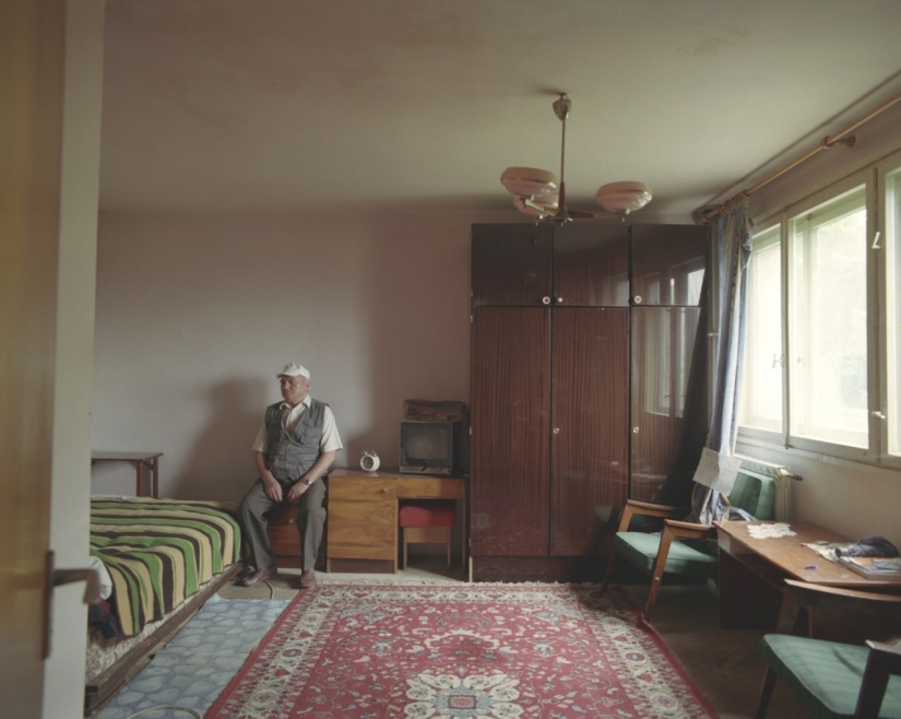 A Romanian photographer has shown how the same apartment layout looks like 10 different owners