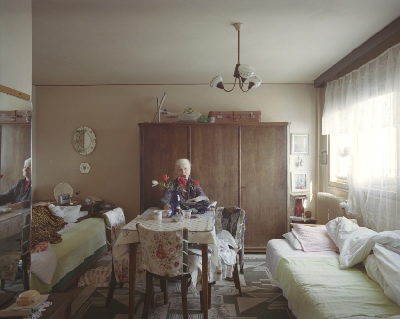 A Romanian photographer has shown how the same apartment layout looks like 10 different owners