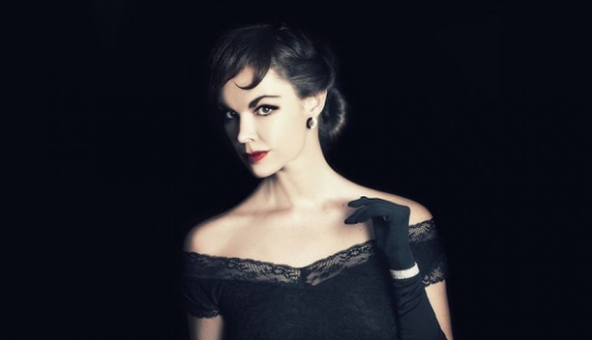 A woman single-handedly reincarnated as 15 famous personalities