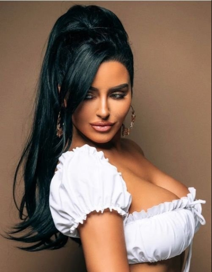 Abigail Ratchford is an elite model in the beauty world