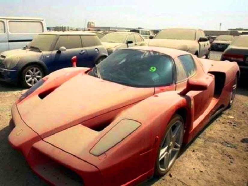 About the problems of Dubai: too many abandoned Ferraris have accumulated in parking lots