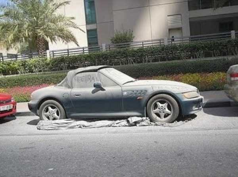 About the problems of Dubai: too many abandoned Ferraris have accumulated in parking lots