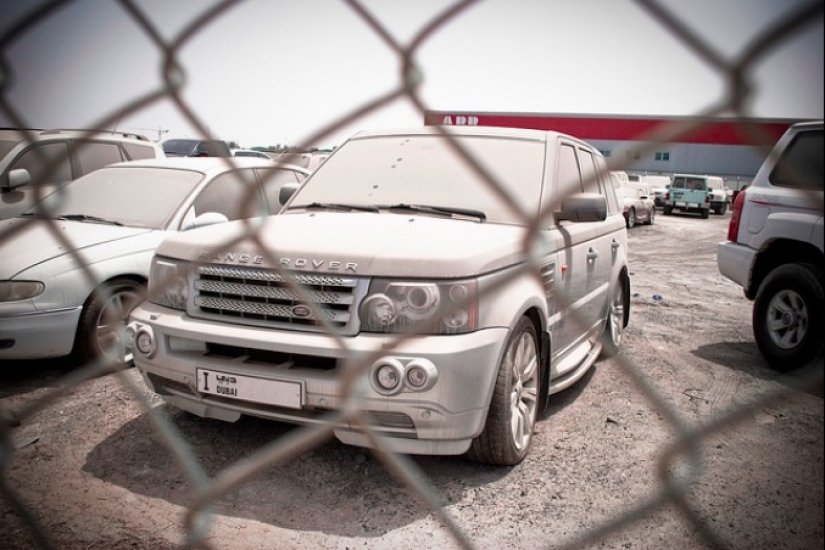 About the problems of Dubai: too many abandoned Ferraris have accumulated in parking lots