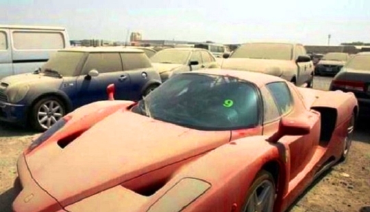 About the problems of Dubai: too many abandoned Ferraris have accumulated in parking lots