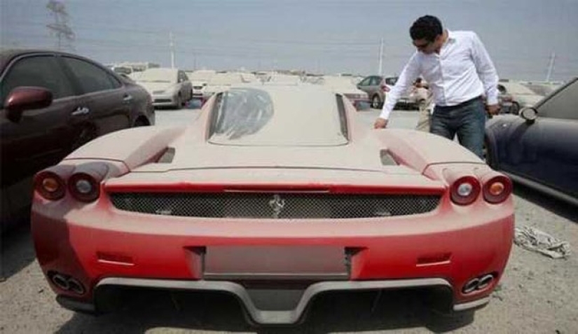 About the problems of Dubai: too many abandoned Ferraris have accumulated in parking lots