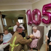 abuela de 105 años pidió un bombero tatuado para su cumpleaños