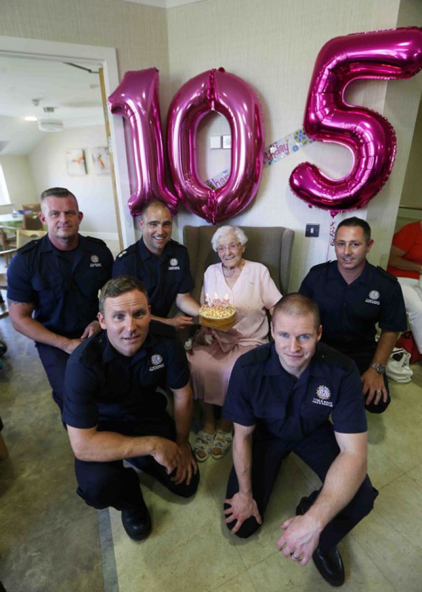 abuela de 105 años pidió un bombero tatuado para su cumpleaños