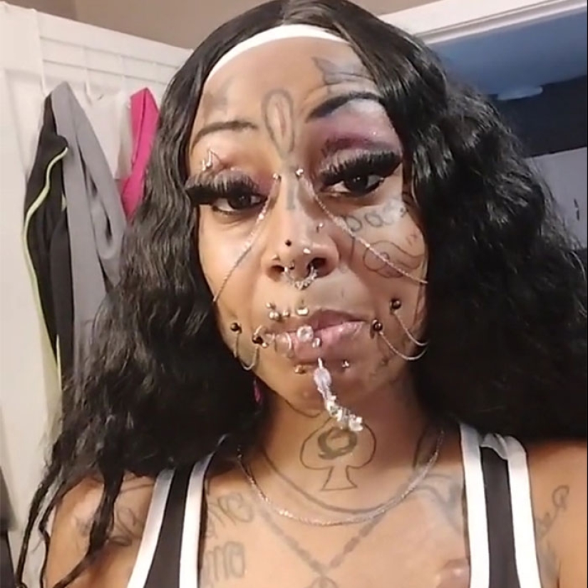 Abuela de 41 años, cubierta de docenas de tatuajes y piercings, dice que su apariencia aún no está completa