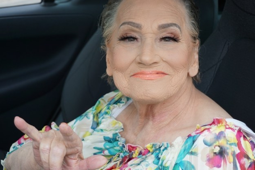 Abuela de 80 años le pidió a su nieta que la maquillara y amaneció famosa