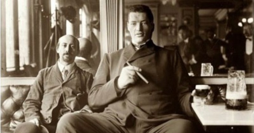 Adam Rainer: the story of an unfortunate guy who managed to be a dwarf and a giant