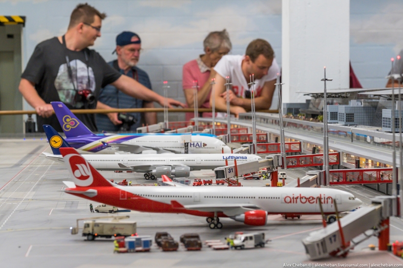 Aeropuerto de juguete para niños grandes por 4 4.8 millones