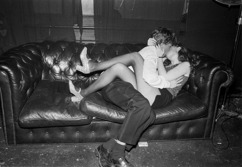 "Agony and ecstasy": a hormonal-charged photos of young lovers from the 90s