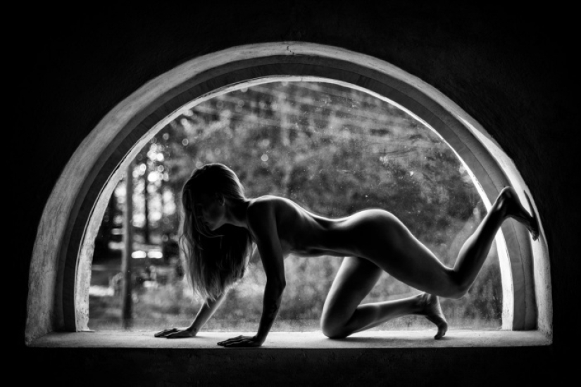 Al borde de la luz y la sombra: fotografías eróticas de Andris Apsheniks