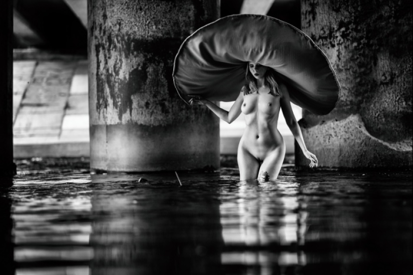 Al borde de la luz y la sombra: fotografías eróticas de Andris Apsheniks