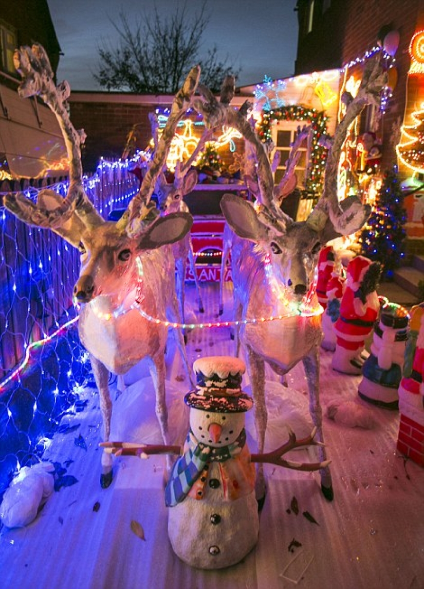 All the best at once: Christmas fans decorated the house with everything they could