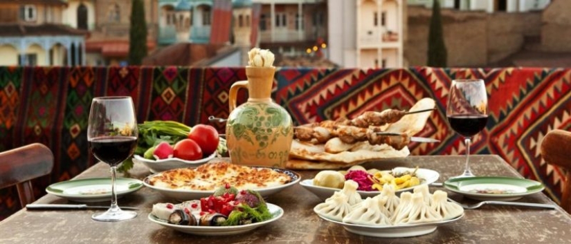 All the luxury of Georgian cuisine, or "Full mtsvadi you, Genatsvale!"
