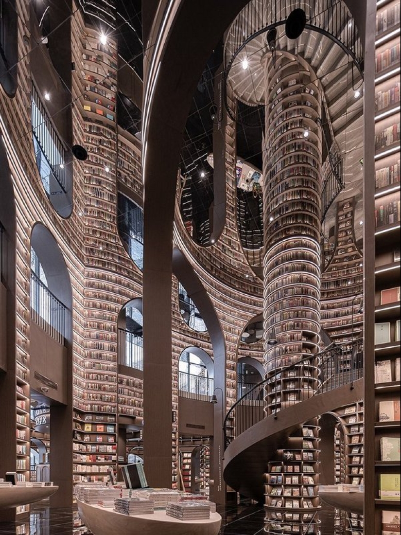 Almost like at Hogwarts: what does an "endless" bookstore look like in China