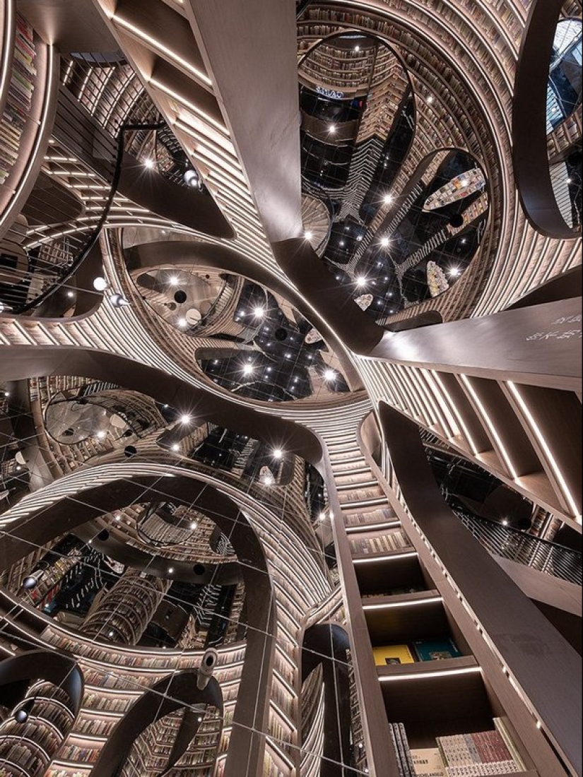 Almost like at Hogwarts: what does an "endless" bookstore look like in China