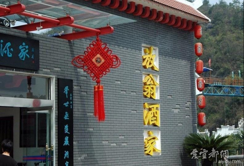 Amazing hanging restaurant in China