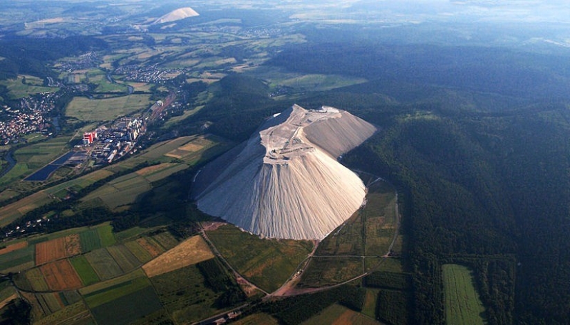 Amazing Salt Mountain In Germany Pictolic   Amazing Salt Mountain In 