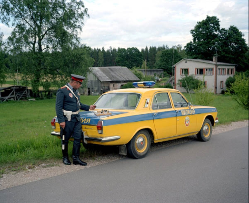 Amnesia colectiva: un fotógrafo de Letonia dramatizó el pasado soviético