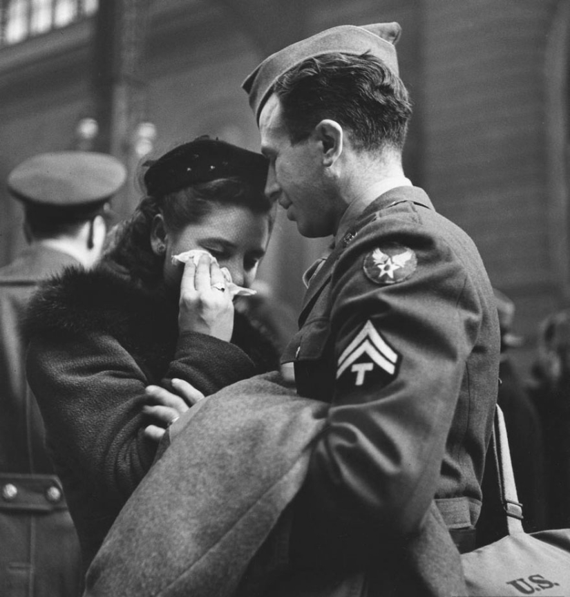 Amor durante la guerra: 30 fotos sobre despedirse y encontrarse con soldados