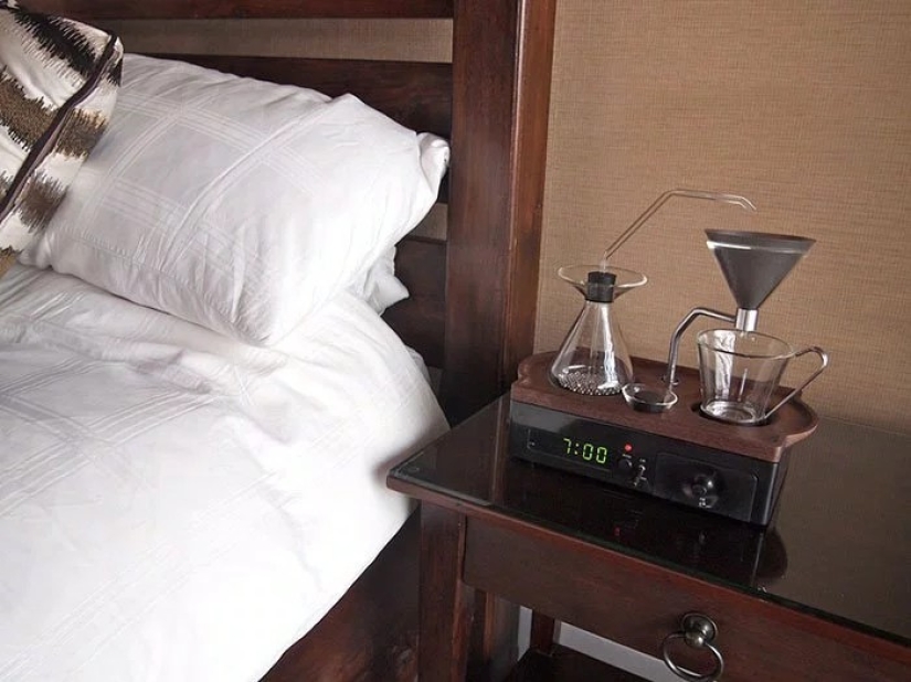 An alarm clock that wakes up with freshly brewed coffee is the dream of millions