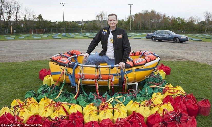 An American tried to fly across the Atlantic Ocean in 375 balloons