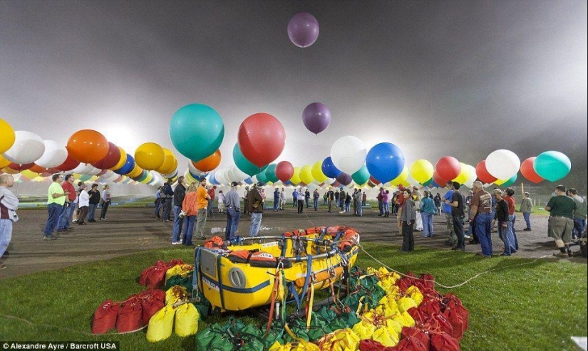 An American tried to fly across the Atlantic Ocean in 375 balloons