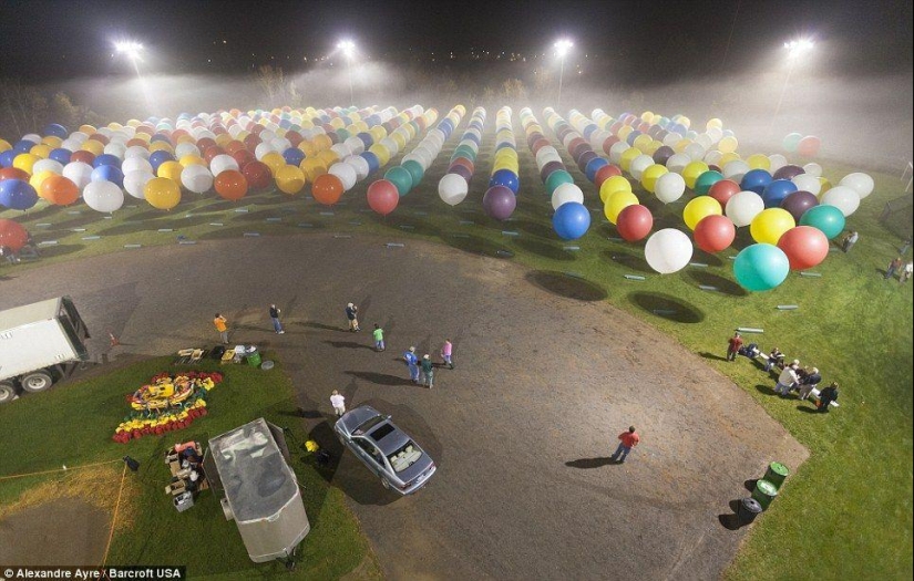 An American tried to fly across the Atlantic Ocean in 375 balloons