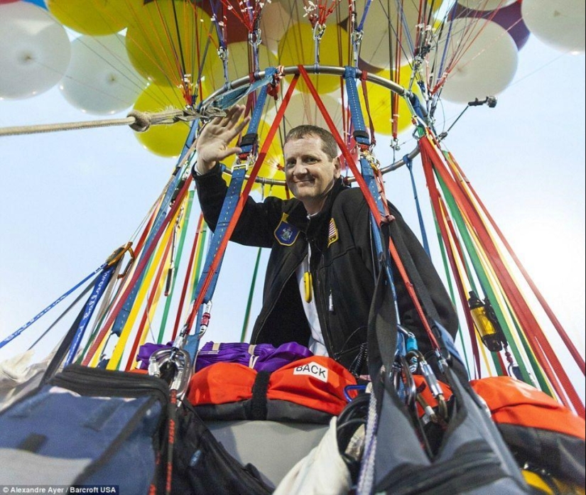 An American tried to fly across the Atlantic Ocean in 375 balloons