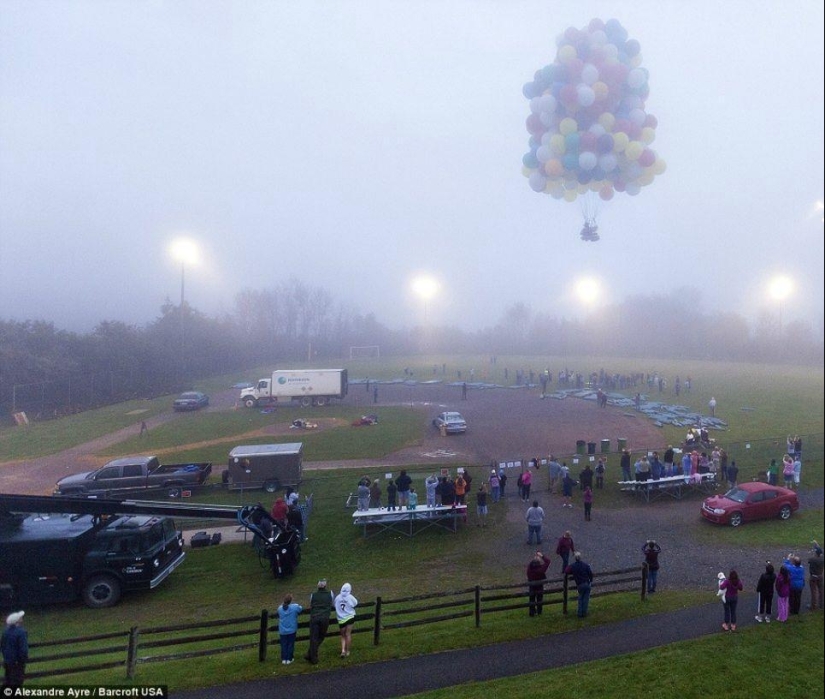 An American tried to fly across the Atlantic Ocean in 375 balloons