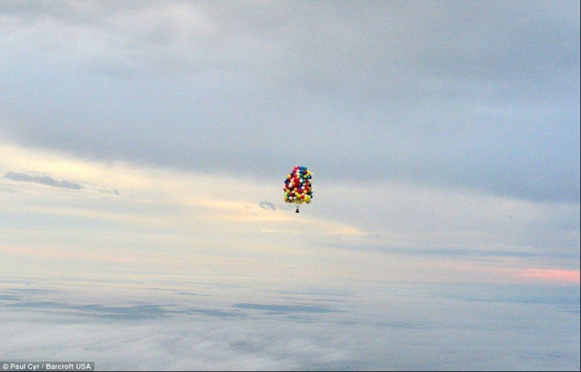 An American tried to fly across the Atlantic Ocean in 375 balloons