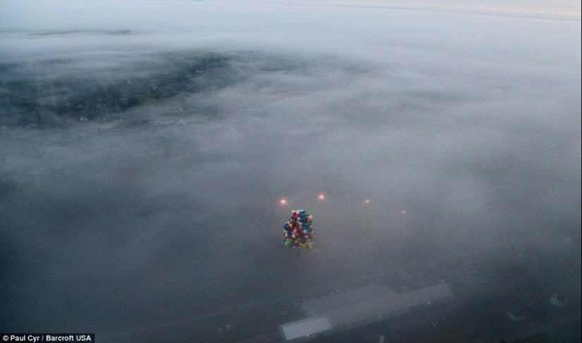 An American tried to fly across the Atlantic Ocean in 375 balloons