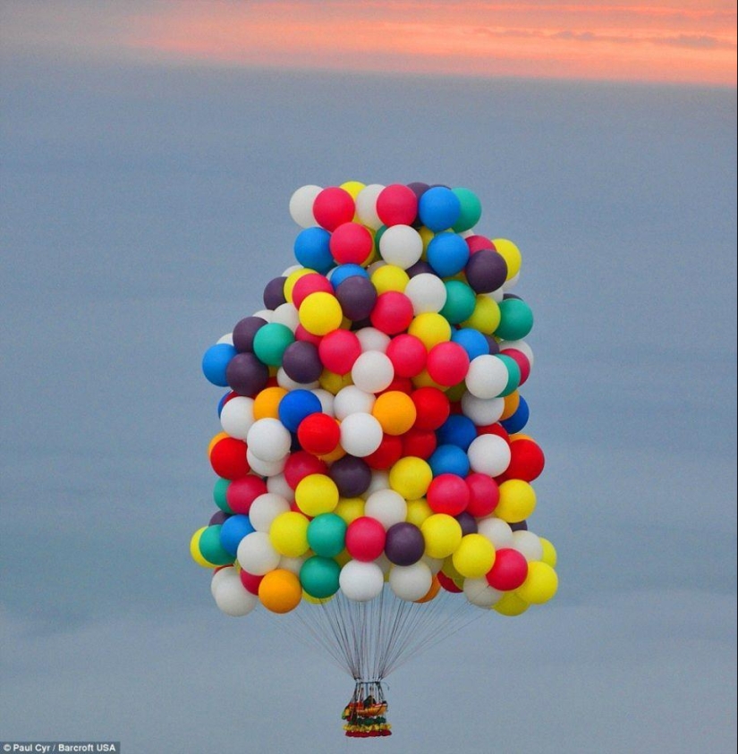 An American tried to fly across the Atlantic Ocean in 375 balloons