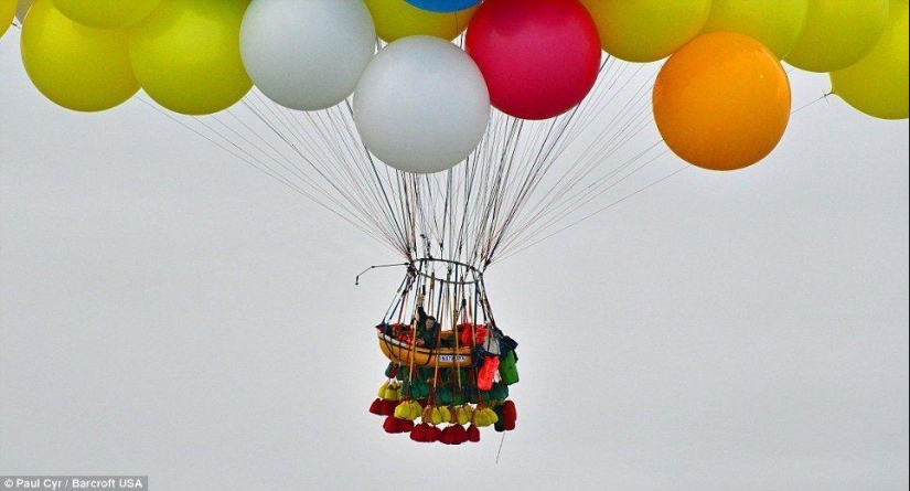 An American tried to fly across the Atlantic Ocean in 375 balloons