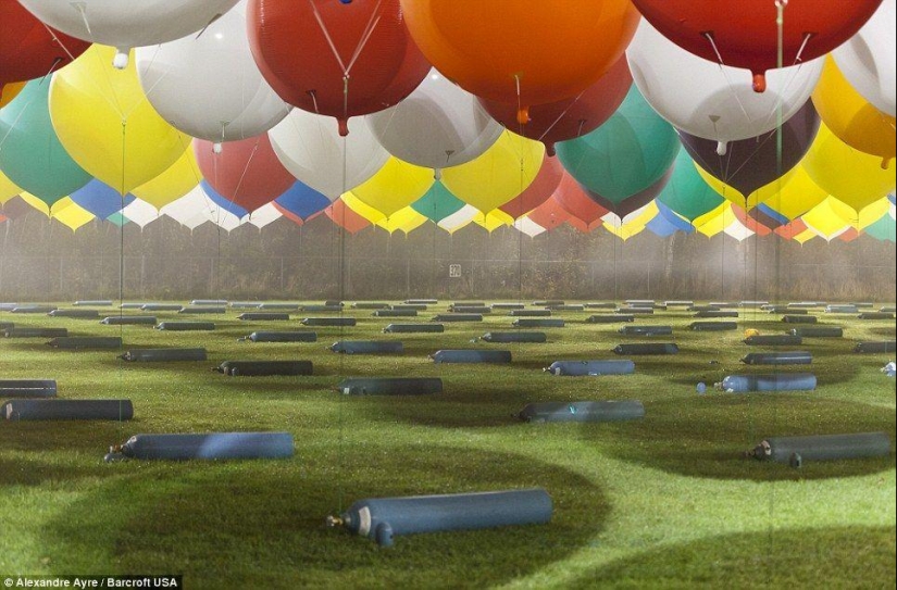 An American tried to fly across the Atlantic Ocean in 375 balloons