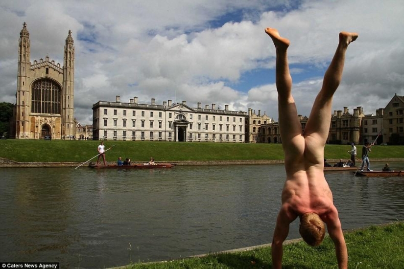 An exhibitionist traveler takes a naked photo against the backdrop of nature and city attractions