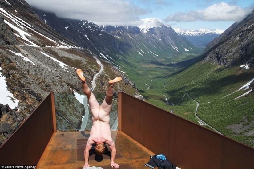 An exhibitionist traveler takes a naked photo against the backdrop of nature and city attractions