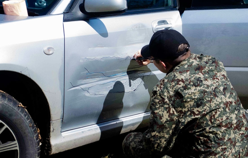 An inventive driver from Altai repaired the car with a marker