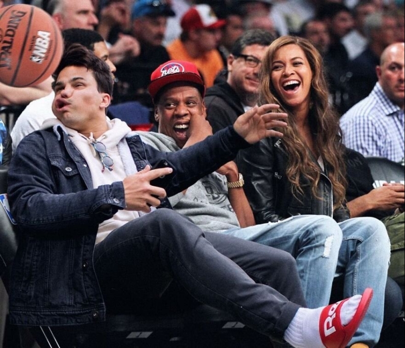 An ordinary guy "takes pictures" of himself with celebrities and amuses the entire Internet: