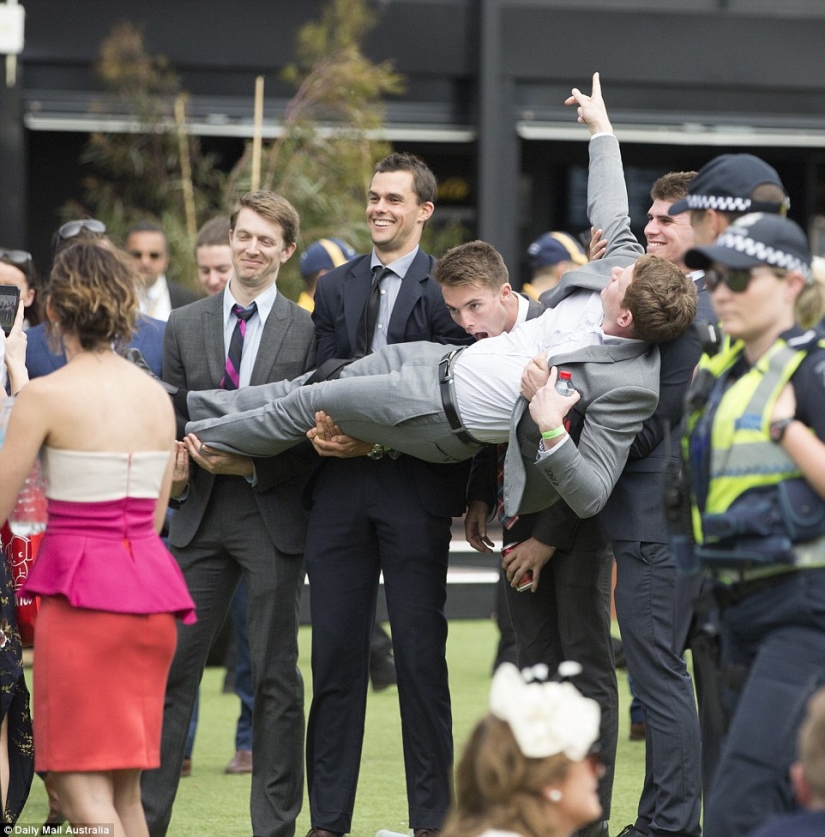 And here's what ladies and gentlemen look like at the races in Australia