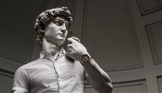 Apollo in Ray Ban: the second part of the acclaimed series of clothed sculptures