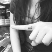 Arte de tatuaje mínimo de Jonboy, quien tatuó a Kendall Jenner