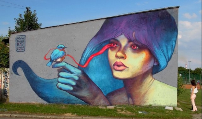 Arte urbano a gran escala y brillante de la artista polaca Natalia Rak