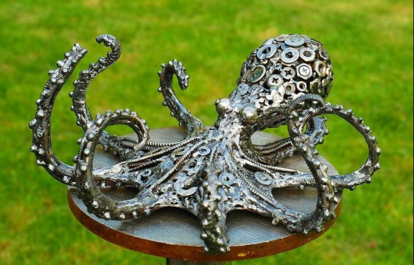 Artista autodidacta crea impresionantes esculturas a partir de materiales reciclados
