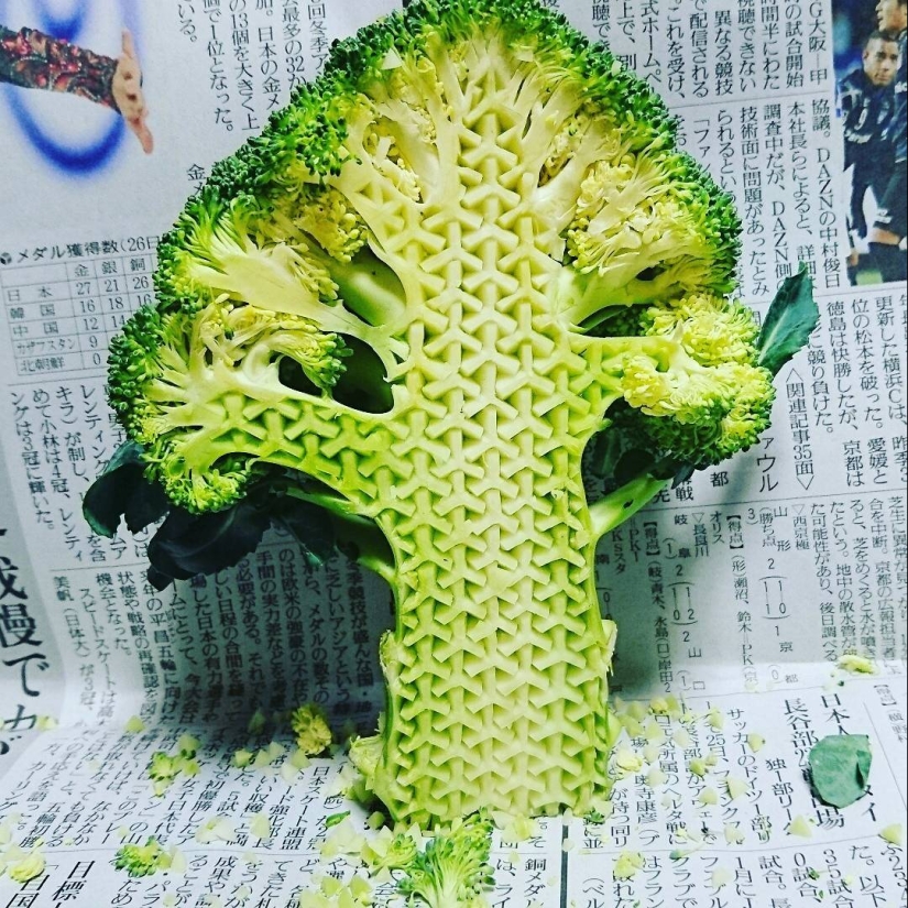 Artista japonés talla intrincados patrones en verduras y frutas